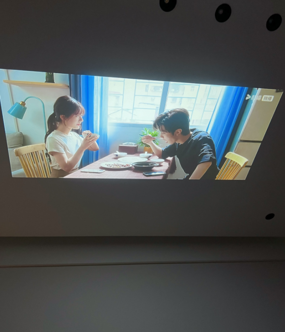 仪推荐租房首选大眼橙C1D高亮版投影仪九游会j9登录2024高性价比卧室投影(图6)